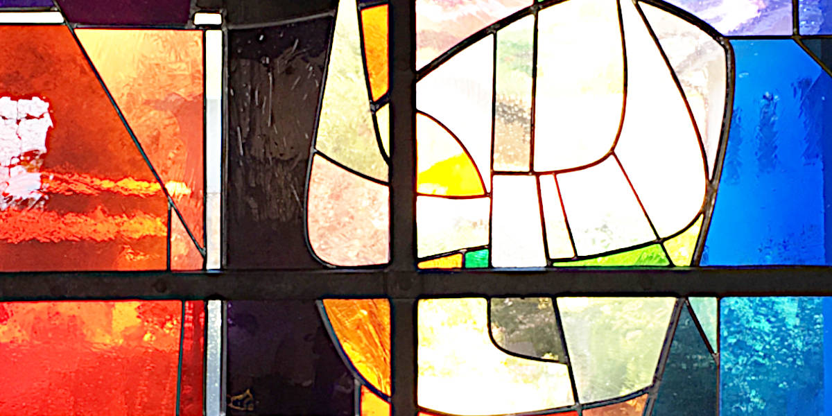 Ausschnitt aus dem Kirchenfenster beim Taufbecken in Weggis